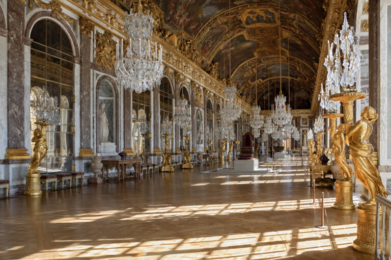 Chateau_Versailles_Galerie_des_Glaces-scaled