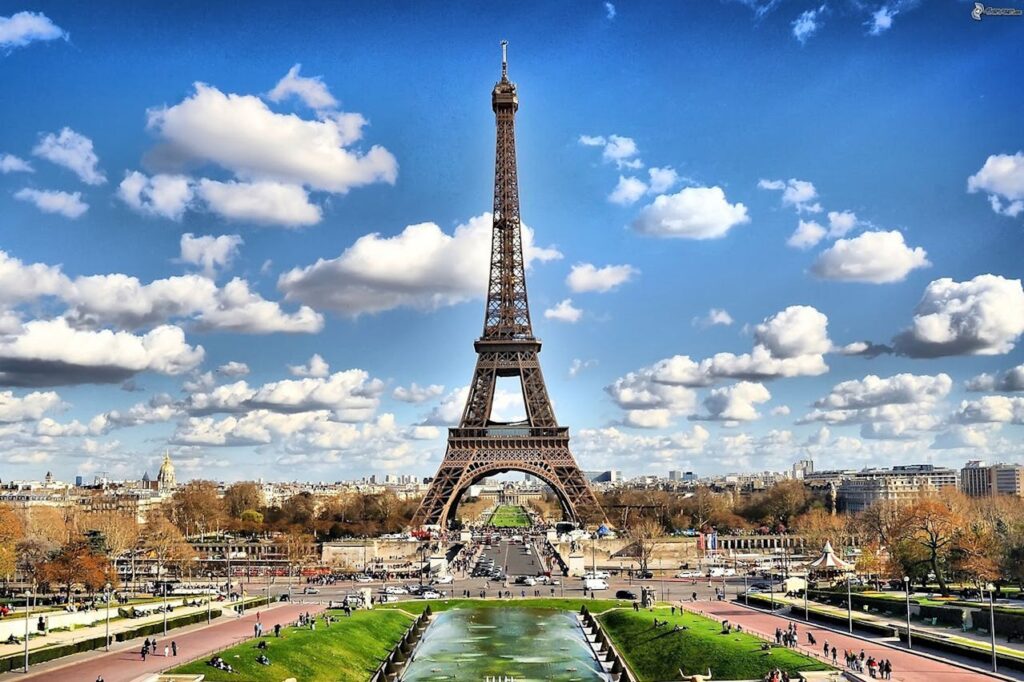 Eiffel_Tower_guided_tours_private_art-scaled