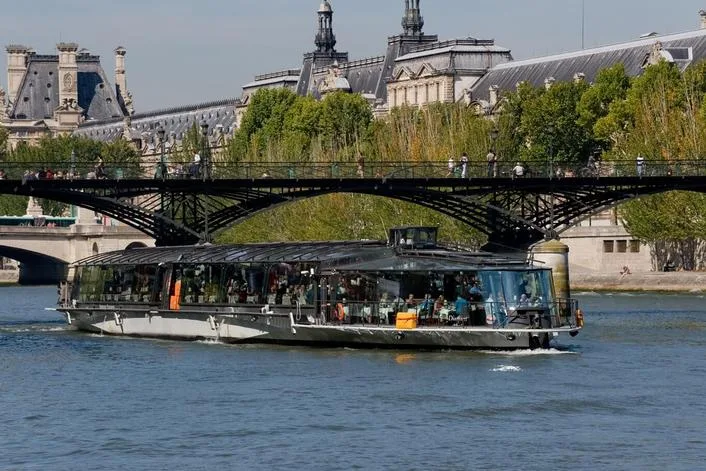 Bateaux Parisiens glass-roofed boat on the Seine